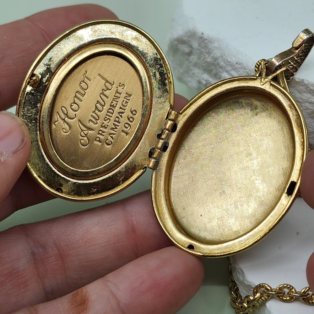 Avon Rapture 1966 Honor Award Gold Tone Perfume Locket Pendant Necklace Vintage